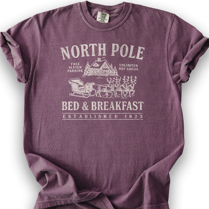 North Pole Bed and Breakfast Vintage Print T-Shirt - Berry
