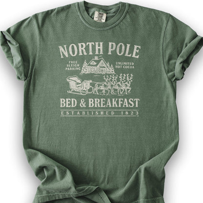 North Pole Bed and Breakfast Vintage Print T-Shirt - Moss